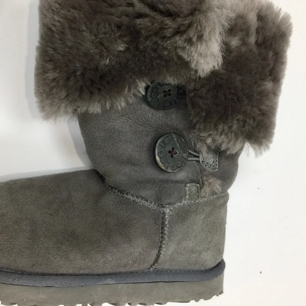 Uggs Bailey Button Triplet Boots in Grey Size 5